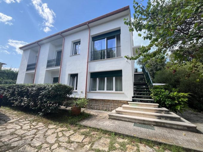 Villa libera su quattro lati immersa nel verde V 85